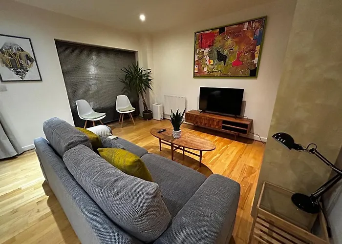 Sunny London Apartment For 4 Guests, Self Check In
